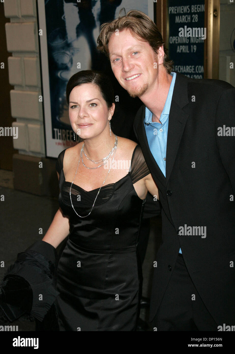 19. April 2006; New York, NY, USA; Schauspielerin MARCIA GAY HARDEN und Mann bei der Ankunft für die Opening Night des Broadway spielen "Drei Tage Regen" bei Bernard B. Jacobs Theatre statt. Obligatorische Credit: Foto von Nancy Kaszerman/ZUMA Press. (©) Copyright 2006 von Nancy Kaszerman Stockfoto