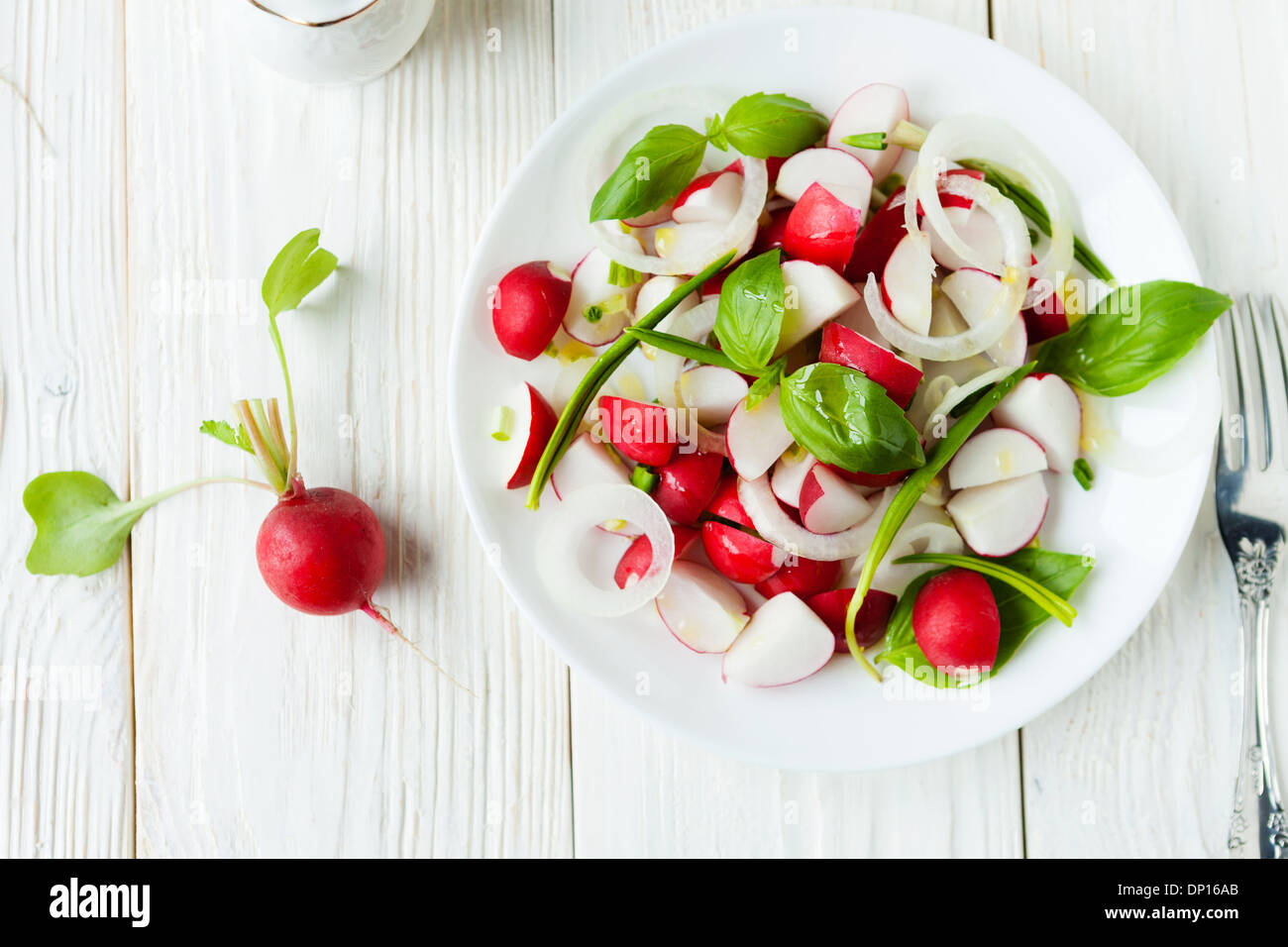 Frische Radieschen in einem Salat essen Nahaufnahme Stockfoto