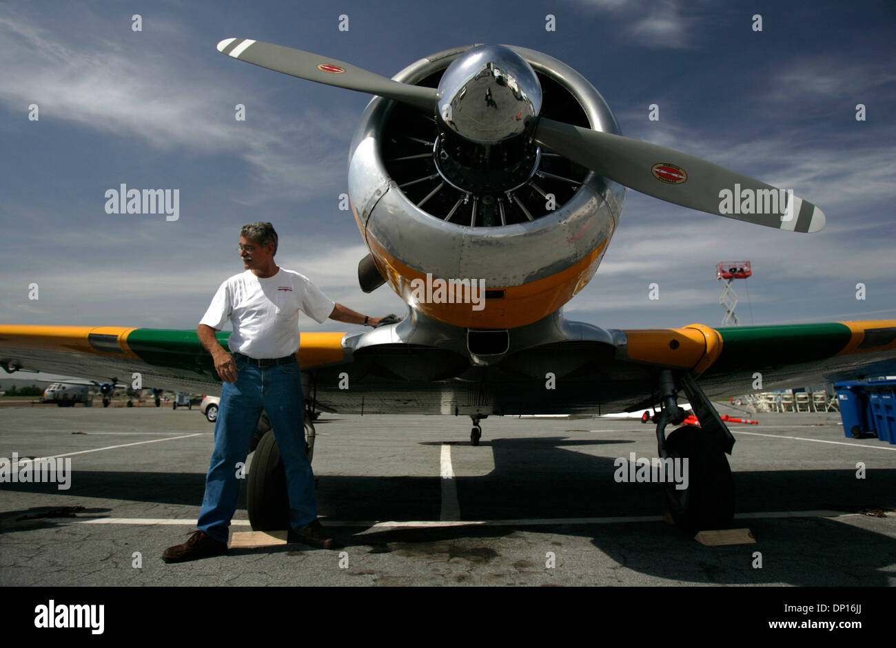 20. April 2006; El Cajon, Kalifornien, USA; MIKE McCRAE, San Diego, wischt Öl aus einer North American SNJ-5 (Baujahr 1943) in Gillespie Field in El Cajon in Vorbereitung auf die jährlichen Flugschau, Flügel über Gillespie. Dieses Flugzeug war ein Kampf Trainer für Piloten während des zweiten Weltkriegs. Das Flugzeug wird auch als AT 6 oder "The Texan." bezeichnet McCRAE Mutter, ISABELLE McCRAE-HALE, flog auch eine pla Stockfoto
