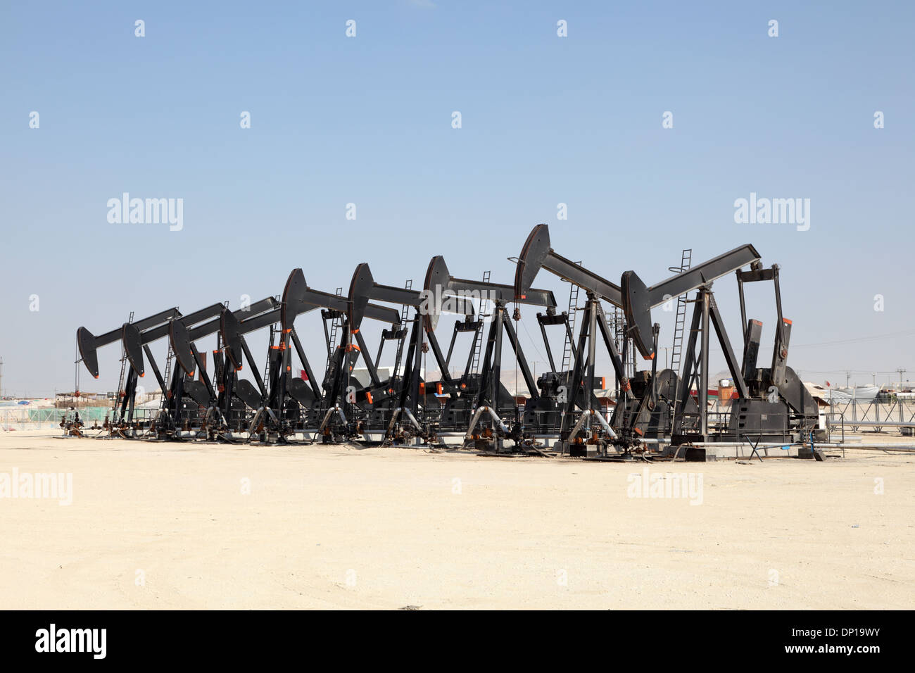 Oil production in desert -Fotos und -Bildmaterial in hoher Auflösung ...