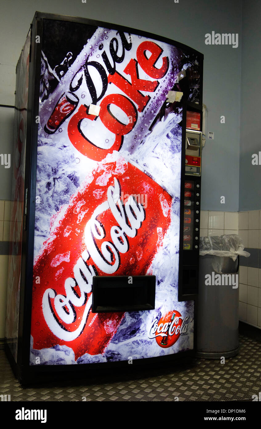 Coca Cola Machine Stockfotos Und Bilder Kaufen Alamy