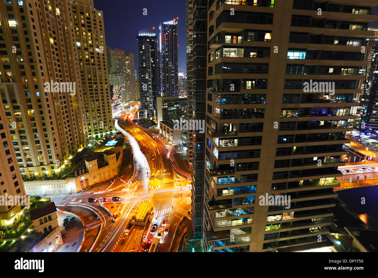 Gebäude in Dubai Marina in der Nacht. King Salman Bin Abdulaziz Al Saud st. Stockfoto
