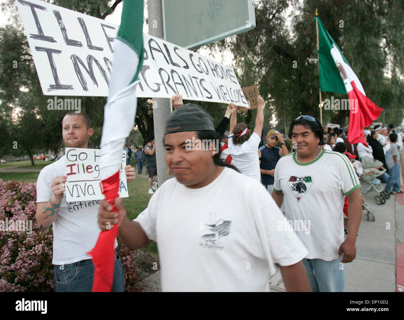 1. Mai 2006; Escondido, CA, USA; Demonstranten standen draußen Traube Tag Park in Escondido als Unterstützer für Amnestie für illegale Ausländer links die Vigilie. Geschätzte Menge an 3.000-4, 000. Demonstranten waren gezählt, weniger als 12. Obligatorische Credit: Foto von Don Kohlbauer/SDU-T/ZUMA Press. (©) Copyright 2006 by SDU-T Stockfoto