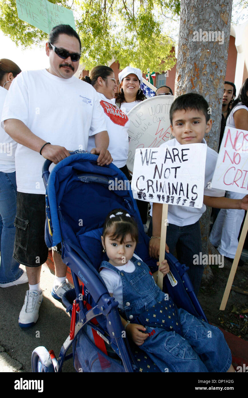 1. Mai 2006; San Francisco, CA, USA; Zehntausende von Einwanderern, vor allem der hispanischen Ursprungs, füllten die Straßen von San Francisco zu markieren, was bedeutet ein Tag ohne ein Einwanderer, lokalen Unternehmen und der Wirtschaft. Viele in der Menge protestierten gegen die H4437 Rechnung macht "unerlaubte Anwesenheit" in den USA ein schwerer Verbrechen effektiv Klassifizierung von 11 Millionen Stockfoto