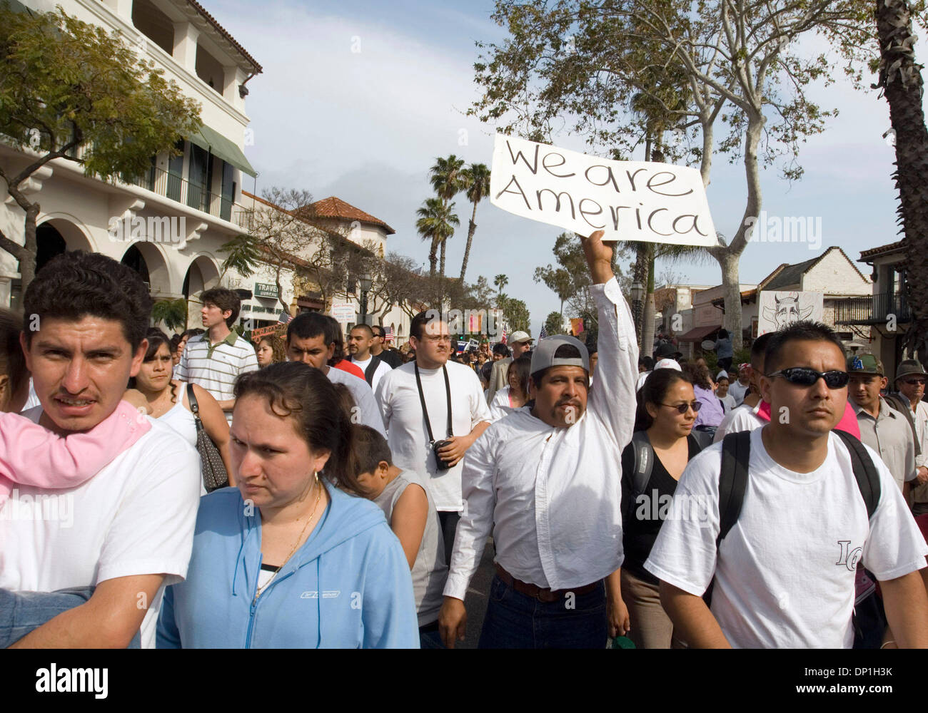 1. Mai 2006; Santa Barbara, Kalifornien, USA; Mehrere tausend Einwanderer und ihre Unterstützer sammelten in Santa Barbara am Montag als Teil eines nationalen Tages der wirtschaftlichen Protest, boykottieren Arbeit, Schule und Einkaufsmöglichkeiten um ihre Bedeutung für das Land zu zeigen. Obligatorische Credit: Foto von p.j. Heller/ZUMA Press. (©) Copyright 2006 von p.j. Heller Stockfoto