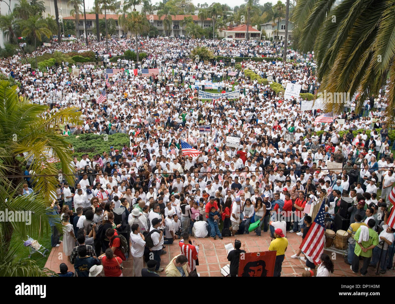 1. Mai 2006; Santa Barbara, Kalifornien, USA; Mehrere tausend Einwanderer und ihre Unterstützer sammelten in Santa Barbara am Montag als Teil eines nationalen Tages der wirtschaftlichen Protest, boykottieren Arbeit, Schule und Einkaufsmöglichkeiten um ihre Bedeutung für das Land zu zeigen. Obligatorische Credit: Foto von p.j. Heller/ZUMA Press. (©) Copyright 2006 von p.j. Heller Stockfoto