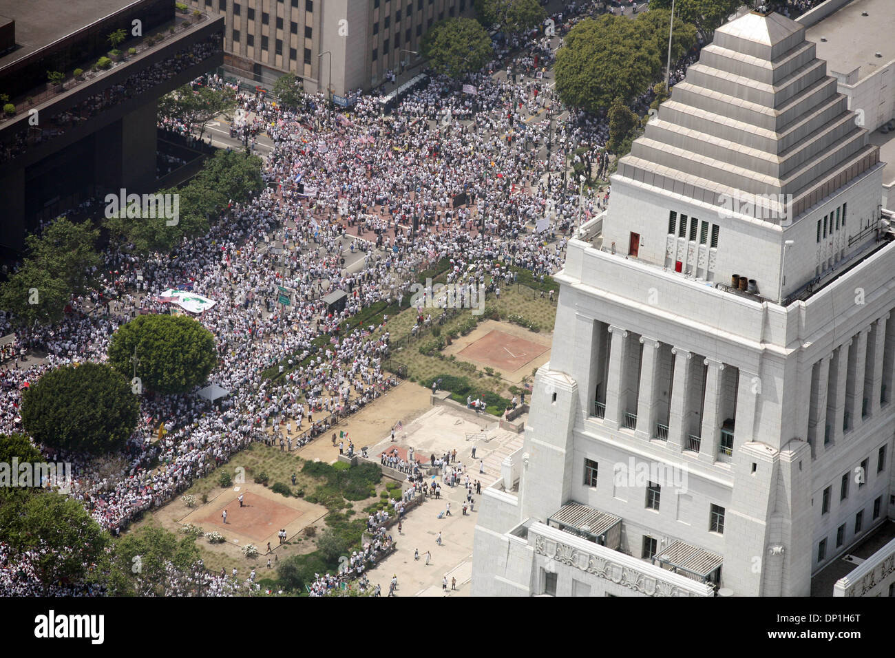 1. Mai 2006; Los Angeles, Kalifornien, USA; Illegale Einwanderer und ihre Verbündeten gesammelt Montag für Märsche, Gebete und Demonstrationen an einem geplanten nationalen wirtschaftlichen Protest, boykottieren Arbeit, Schule und Einkaufsmöglichkeiten um ihre Bedeutung für das Land zu zeigen. Demonstranten am Broadway in Los Angeles Fuß zum Rathaus mit uns Flaggen und mexikanische Flaggen. Demonstranten (Rathaus Gebäude im Vordergrund) Stockfoto