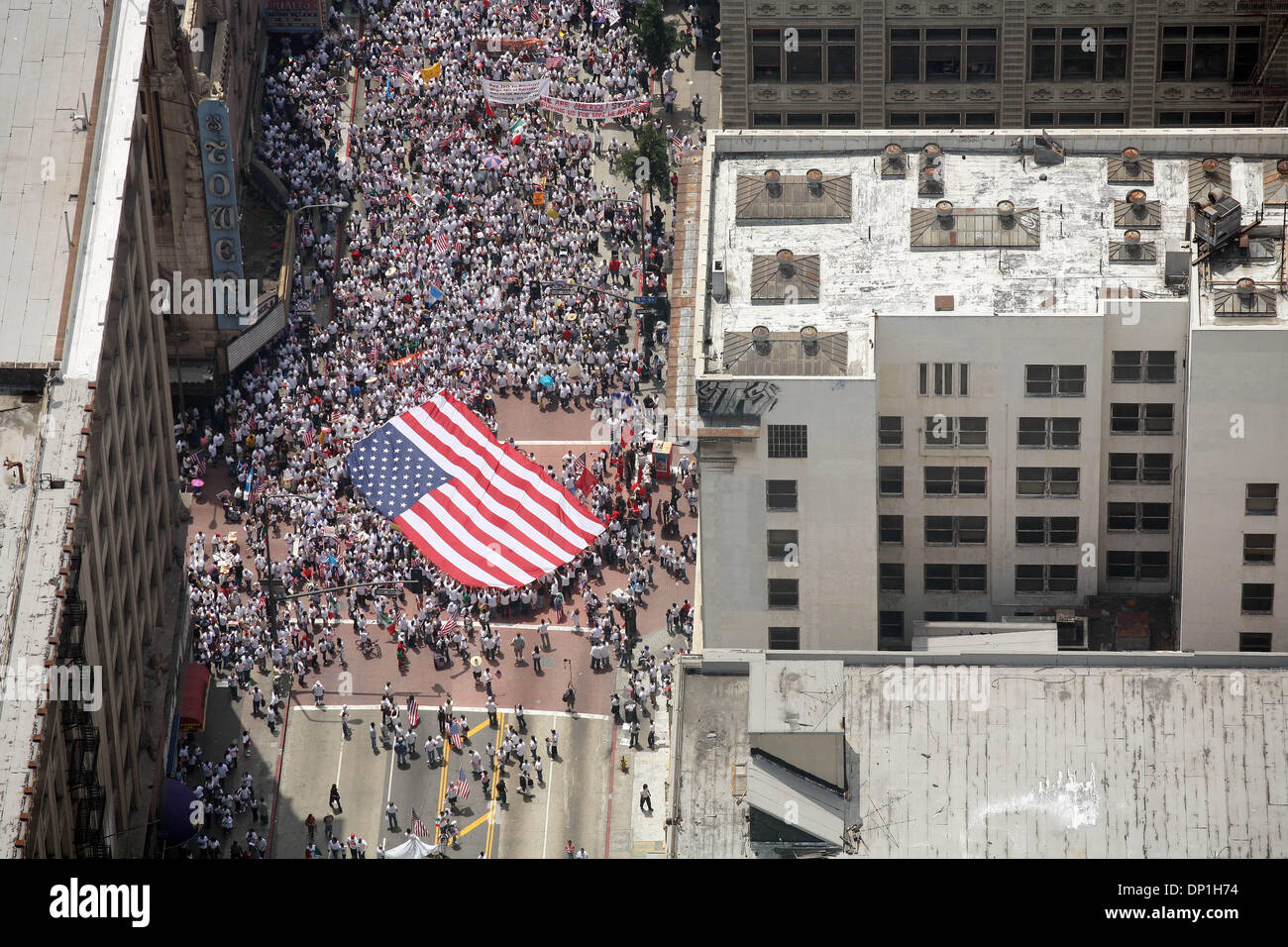 1. Mai 2006; Los Angeles, Kalifornien, USA; Illegale Einwanderer und ihre Verbündeten gesammelt Montag für Märsche, Gebete und Demonstrationen an einem geplanten nationalen wirtschaftlichen Protest, boykottieren Arbeit, Schule und Einkaufsmöglichkeiten um ihre Bedeutung für das Land zu zeigen. Demonstranten am Broadway in Los Angeles Fuß zum Rathaus mit uns Flaggen und mexikanische Flaggen. Demonstranten verurteilen Sensenbrenner Bill (H4 Stockfoto