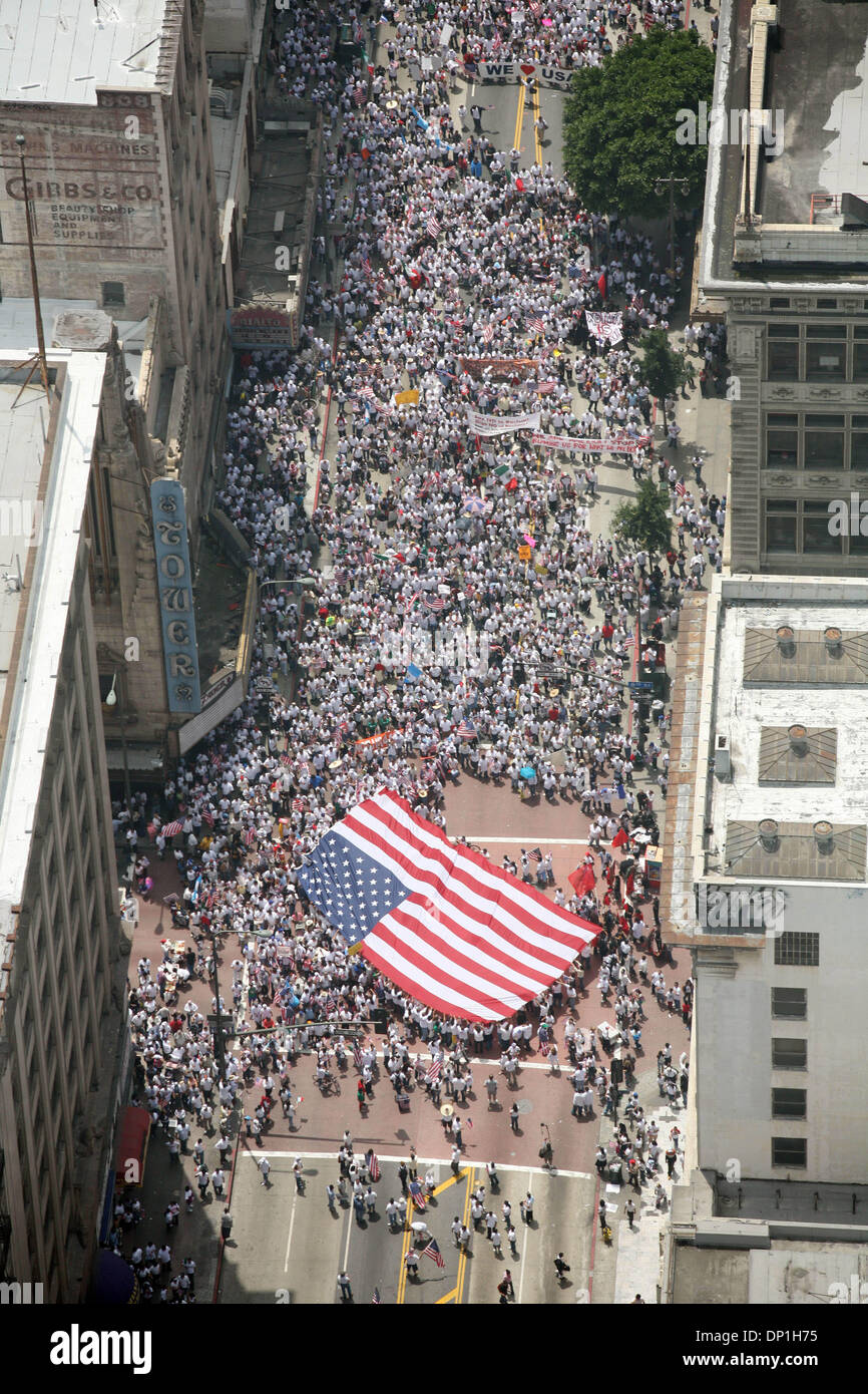 1. Mai 2006; Los Angeles, Kalifornien, USA; Illegale Einwanderer und ihre Verbündeten gesammelt Montag für Märsche, Gebete und Demonstrationen an einem geplanten nationalen wirtschaftlichen Protest, boykottieren Arbeit, Schule und Einkaufsmöglichkeiten um ihre Bedeutung für das Land zu zeigen. Demonstranten am Broadway in Los Angeles Fuß zum Rathaus mit uns Flaggen und mexikanische Flaggen. Demonstranten verurteilen Sensenbrenner Bill (H4 Stockfoto