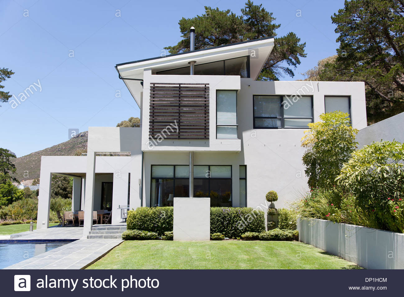 Modernes Haus mit pool Stockfoto, Bild: 65189172 - Alamy