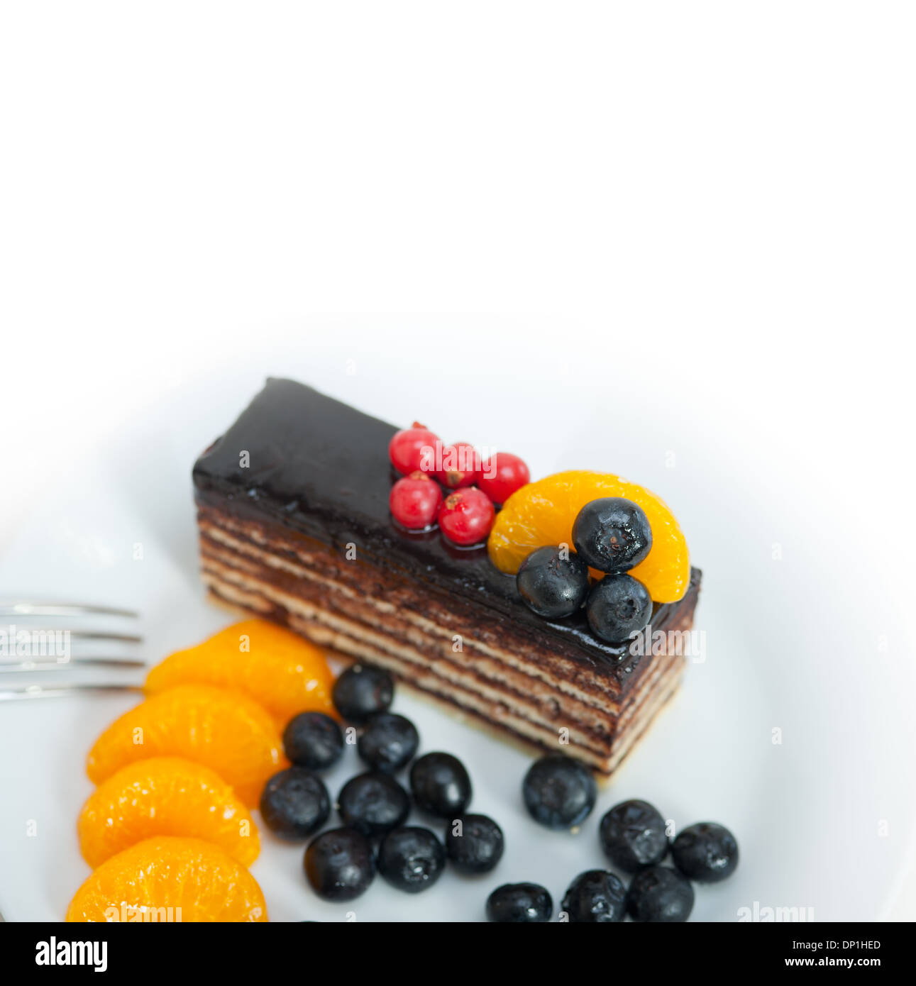 Schokoladen-Kuchen und frisches Obst auf Top Nahaufnahme Makro Stockfoto