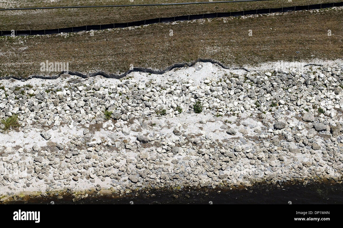 5. Mai 2006; Pahokee, FL, USA; Erosion, Herbert Hoover Dike südlich von Port Mayaca kann direkt über den Felsen gesehen. Obligatorische Credit: Foto von Paul J. Milette/Palm Beach Post/ZUMA Press. (©) Copyright 2006 von Palm Beach Post Stockfoto