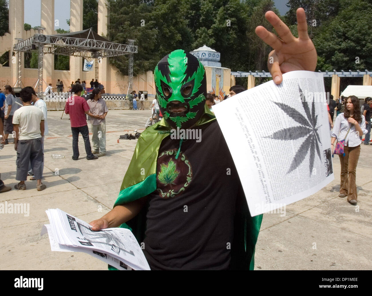 6. Mai 2006; Mexiko-Stadt, Mexiko; Ein mexikanischer Wrestler liefert Marihuana Propaganda vor einer Rallye 6. Mai 2006 fordert Entkriminalisierung von Drogen Besitz nach mexikanischen Kongress ein Arzneimittelgesetz am 29. April billigte, den Besitz geringer Mengen von Drogen und Mandat Behandlung von Drogenabhängigen zu legalisieren. Mexikanische Präsident Vicente Fox weigerte sich, eine Droge Entkriminalisierung Rechnung anmelden Stockfoto