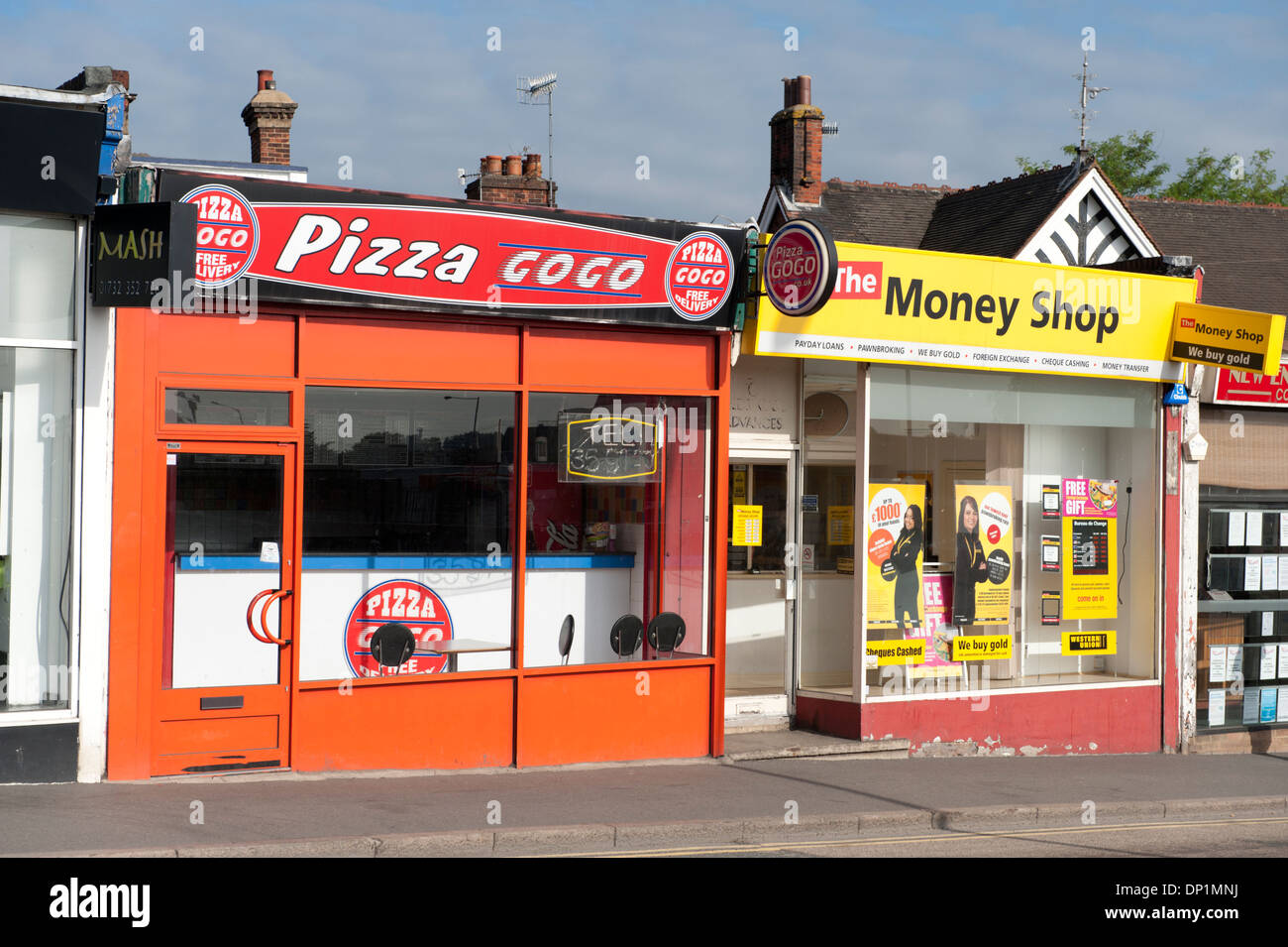 Geld Shop und Pizza Shop neben einander in Kent Stockfoto