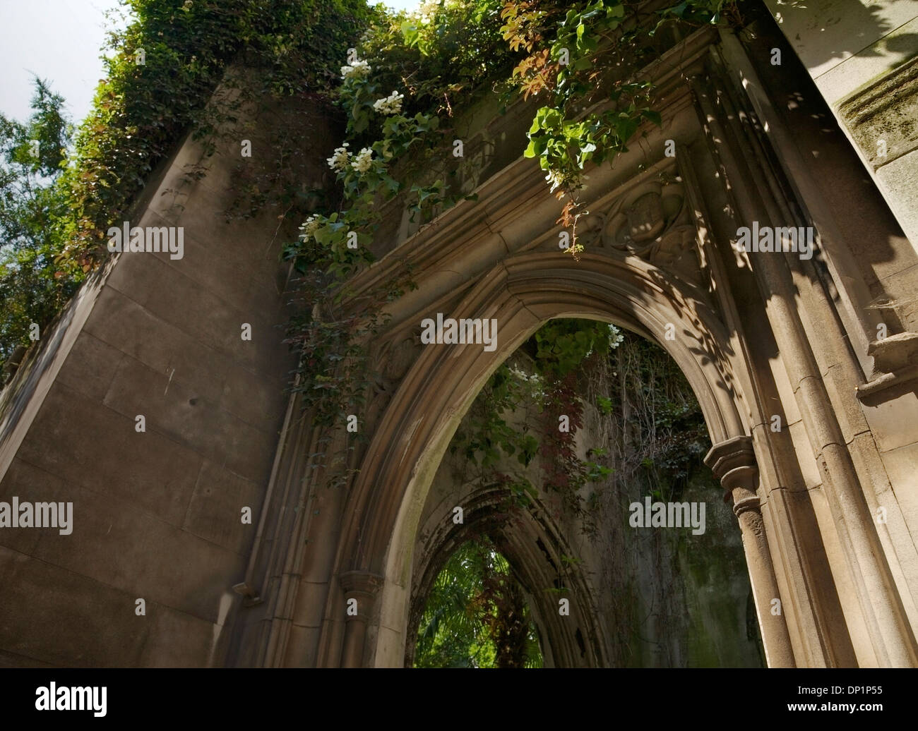 Der Eingang zum St. Dunstan in kirchlichen Ostgarten, City of London, UK. Stockfoto