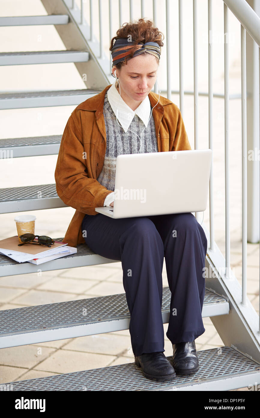 Junge rothaarige Studentin Hipster mit Computer am Uni-campus Stockfoto