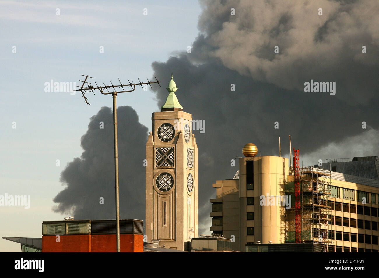 Rauch aus Fabrik Feuer erzeugt riesige schwarze Wolke über South Bank, London Stockfoto