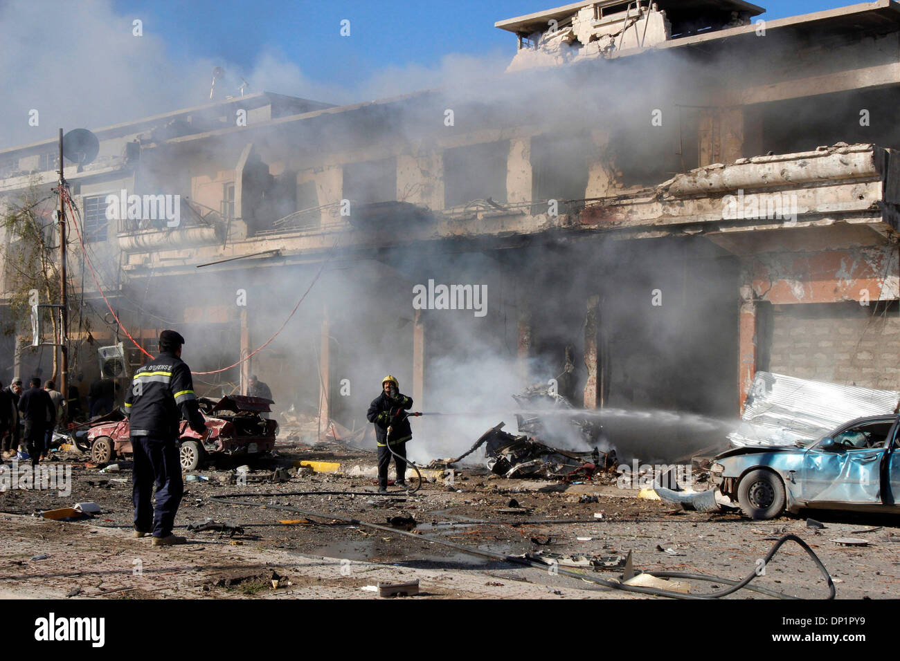 Kirkuk, Irak. 7. Januar 2014. Feuerwehrleute arbeiten auf dem Gelände eines Selbstmord-LKW Bombardierung in Kirkuk, Nordirak, am 7. Januar 2014. Bis zu drei Personen wurden getötet und einige 57 andere verwundet in einer LKW-Bombenexplosion targeting Polizeikräfte in einem Wohngebiet im Irak der nördlichen Stadt Kirkuk am Dienstag, sagte eine Quelle der örtlichen Polizei. Bildnachweis: Dena Assad/Xinhua/Alamy Live-Nachrichten Stockfoto