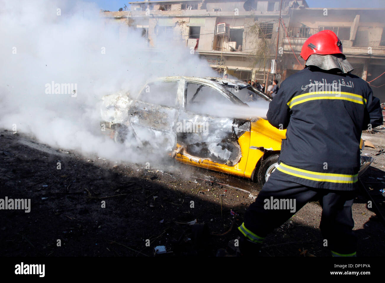 Kirkuk, Irak. 7. Januar 2014. Ein Feuerwehrmann arbeitet am Standort eines Selbstmord-LKW Bombardierung in Kirkuk, Nordirak, am 7. Januar 2014. Bis zu drei Personen wurden getötet und einige 57 andere verwundet in einer LKW-Bombenexplosion targeting Polizeikräfte in einem Wohngebiet im Irak der nördlichen Stadt Kirkuk am Dienstag, sagte eine Quelle der örtlichen Polizei. Bildnachweis: Dena Assad/Xinhua/Alamy Live-Nachrichten Stockfoto