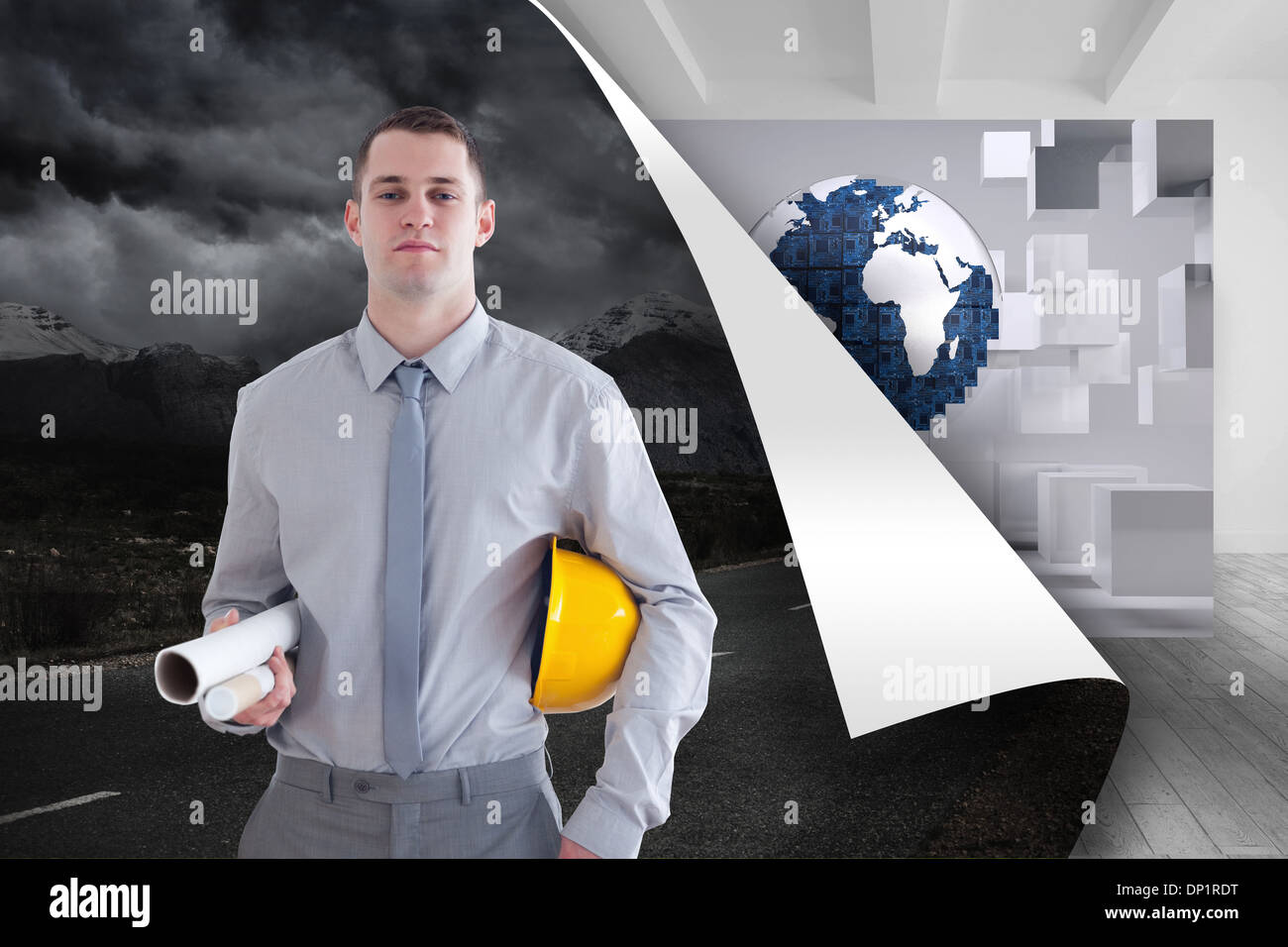 Zusammengesetztes Bild der Architekt die Konstruktionsplänen und helm Stockfoto