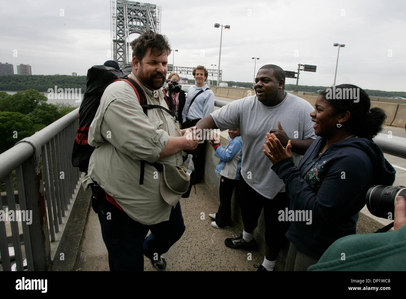 9. Mai 2006; New York, NY, USA; Als er die George-Washington-Brücke nach Manhattan überqueren ist, schüttelt STEVE VAUGHT (The Fatman Walking) Hände mit DERRICK BURR und seine Kinder MINYARA BURR, 14, rechts, und BRENYE BURR, 6, links unter Arm im Hintergrund, am Dienstag in New York City.  Obligatorische Credit: Foto von Eduardo Contreras/SDU-T/ZUMA Press. (©) Copyright 2006 by SDU-T Stockfoto