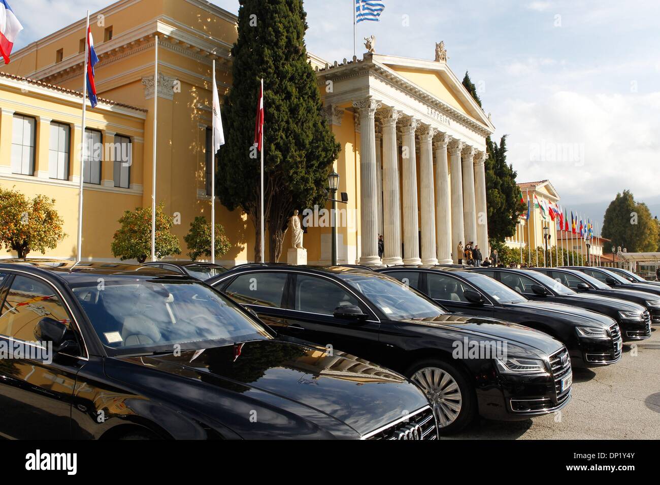 Athen, Griechenland. 7. Januar 2014. Die Athen Zappeion mit ein paar schwarze Luxus-Autos warten vor den EU-Kommissaren. Die 28 Kommissare kommen morgen in Athen für Gespräche mit griechischen Ministern. Die griechische Regierung erwartet, Maximierung der Vorteile der griechischen Ratspräsidentschaft der Europäischen Union, die Schaffung einer internationalen positive Auswirkungen für das Land und das negative Klima im inneren Umkehr, damit es fieberhaft bereitet sich auf der offiziellen Einweihung seiner Präsidentschaft am Mittwoch, den 8. Januar in Athen stattfinden. Bildnachweis: Aristidis Vafeiadakis/ZUMAPRESS.com/Alamy Live-Nachrichten Stockfoto