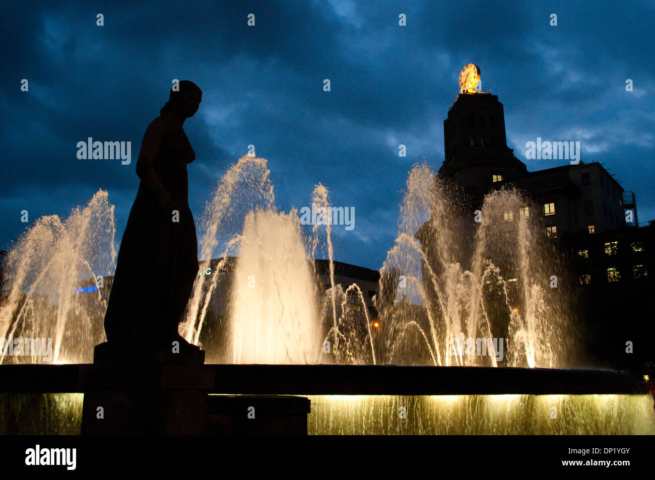 Brunnen und Gebäude mit Uhr und Statue am Placa de Catalunya, Barcelona, Katalonien, Spanien Stockfoto