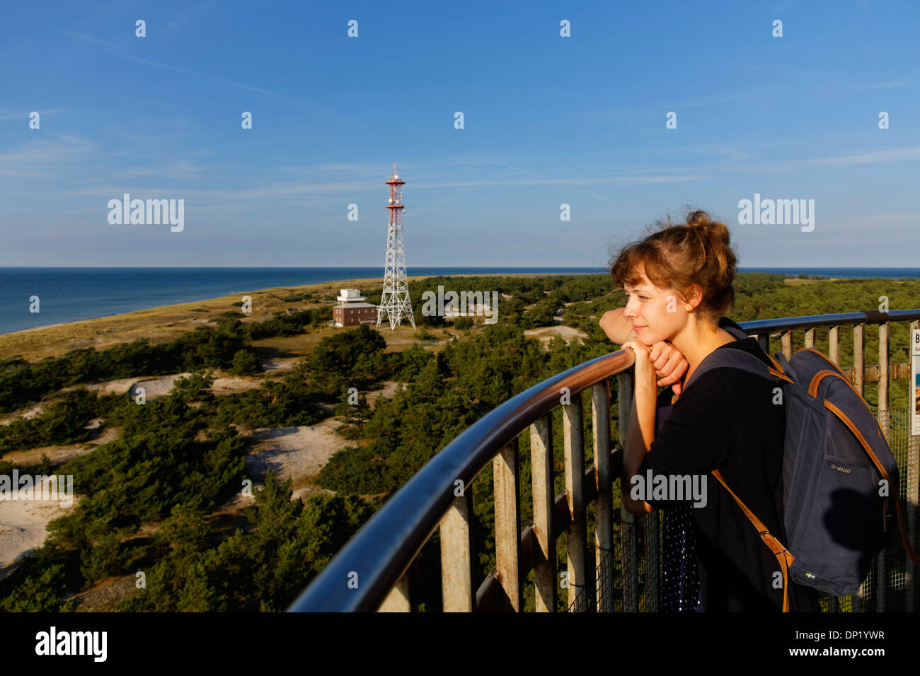 Junge Frau mit Blick von der Leuchtturm Darßer Ort Leuchtturm, Darß, Western Region Nationalpark Vorpommersche Stockfoto