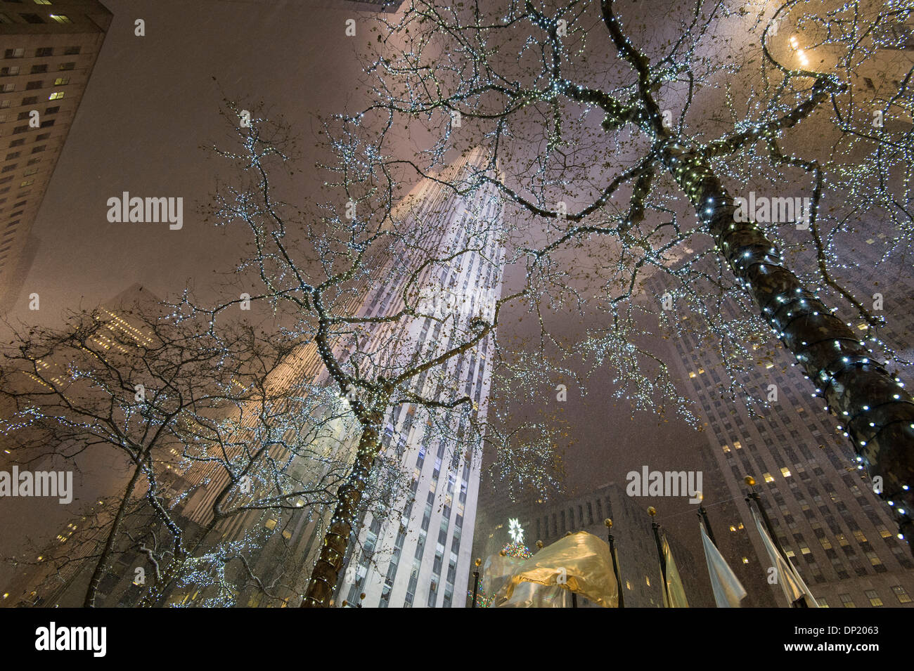 Weihnachtsschmuck im Rockefeller Center in Manhattan, New York City, New York, USA Stockfoto