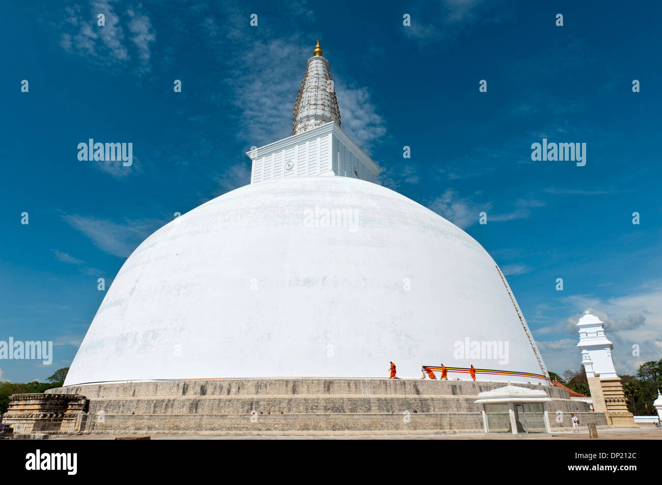 Mönche binden ein Tuch um eine große weiße Stupa, Ruwanwelisaya Dagoba, Anuradhapura, Sri Lanka Stockfoto