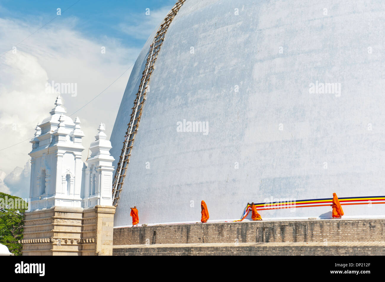 Mönche binden ein Tuch um eine große weiße Stupa, Ruwanwelisaya Dagoba, Anuradhapura, Sri Lanka Stockfoto