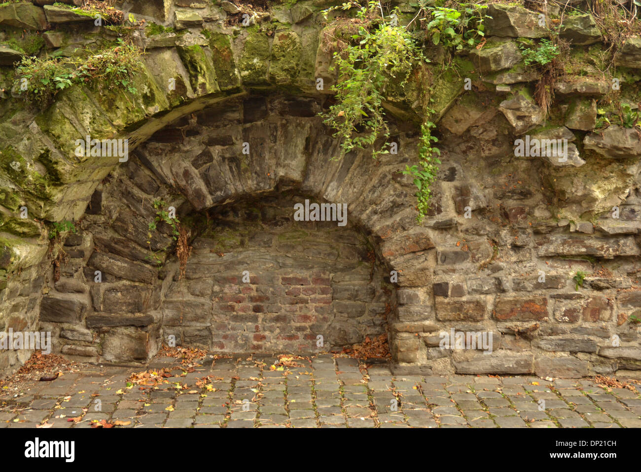 Inneren Teil der alten Stadtmauer in der Nähe der Hellpoort im Stadtteil Jekerdaal von Maastricht Stockfoto