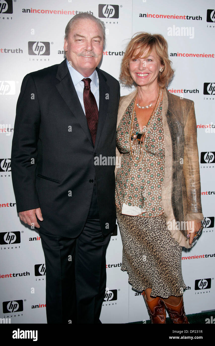 16. Mai 2006; West Hollywood, Kalifornien, USA; Schauspieler STACY KEACH & Frau MALGOSIA am "Eine unbequeme Wahrheit" Los Angeles Premiere anlässlich der Directors Guild of America. Obligatorische Credit: Foto von Lisa O'Connor/ZUMA Press. (©) Copyright 2006 von Lisa O'Connor Stockfoto