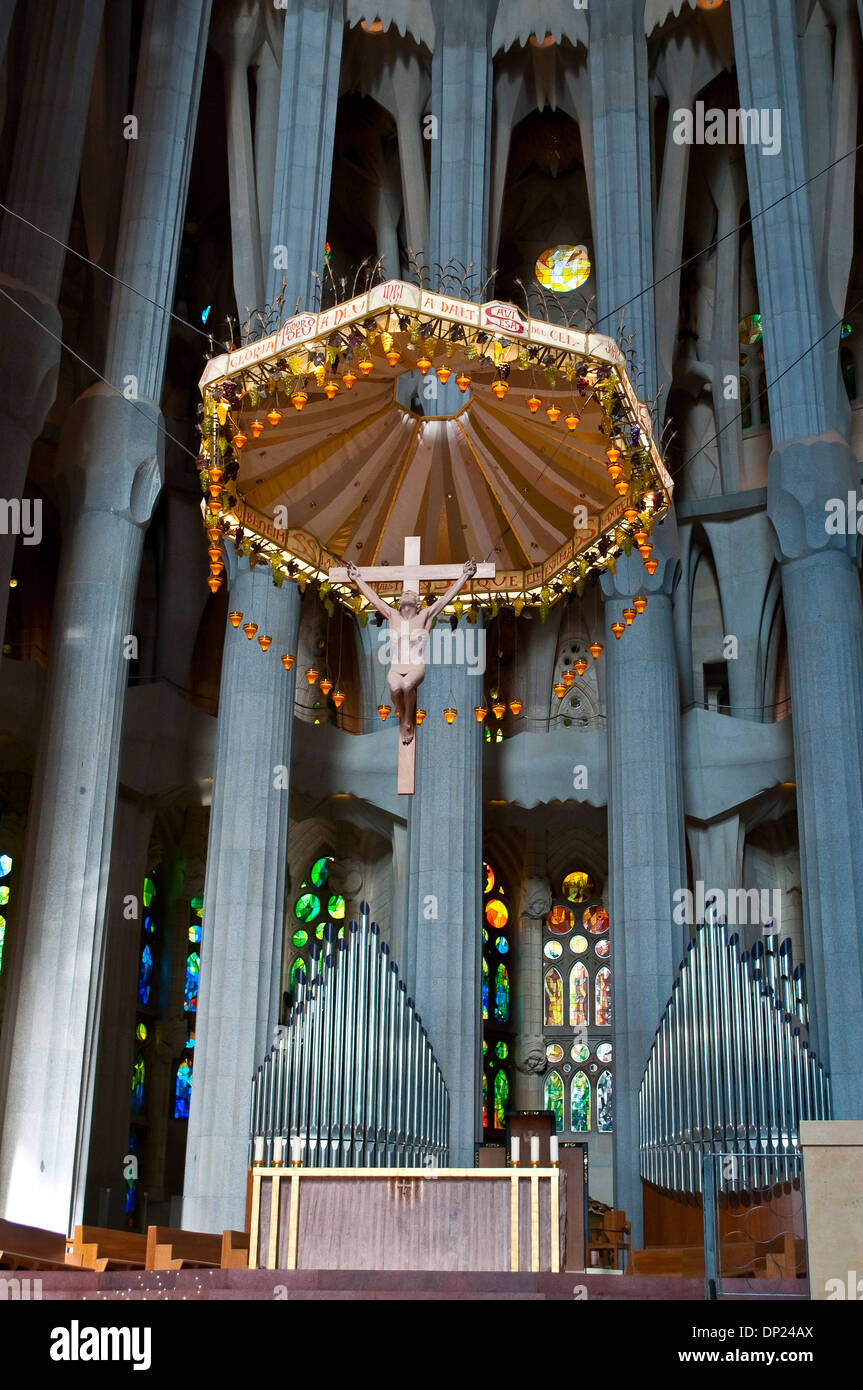 Altar mit Skulptur von Jesus am Kreuz, Innere der Sagrada Familia, Barcelona, Katalonien, Spanien Stockfoto