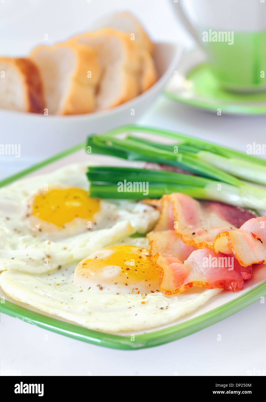 Traditionelles Frühstück mit Speck und Spiegeleier Stockfoto