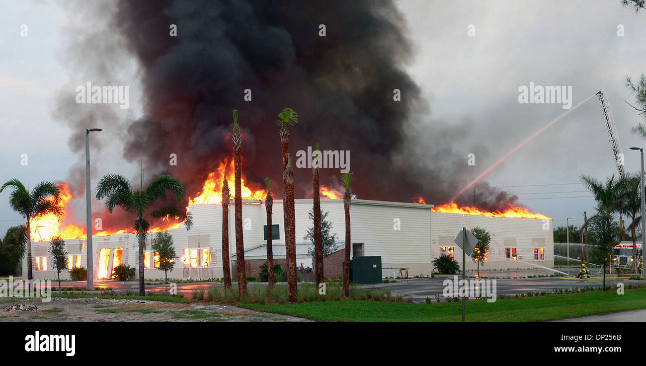 16. Mai 2006; Boca Raton, FL, USA; Feuer, das der t-3 Gebäude auf dem Campus der FAU früh vollständig zerstört. Obligatorische Credit: Foto von Höflichkeit Madita Drolshagen Banken/Palm Beach Post/ZUMA Press. (©) Copyright 2006 von Palm Beach Post Stockfoto