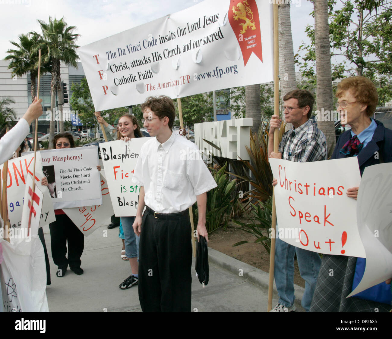 18. Mai 2006; Los Angeles, Kalifornien, USA; Proteste außerhalb der Bauernmarkt am 18. Mai 2006 in Los Angeles, CA gegen die Veröffentlichung des Films "The Da Vinci Code." Religiösen Thriller "The Da Vinci Code" traf uns Bildschirme für eine entscheidende Wochenende mit Hintermänner in der Hoffnung, verächtliche Kritiker und Schreie der Blasphemie von Katholiken durch markante Abendkasse Gold zu verwirren. Obligatorische Credit: Foto von Armand Stockfoto