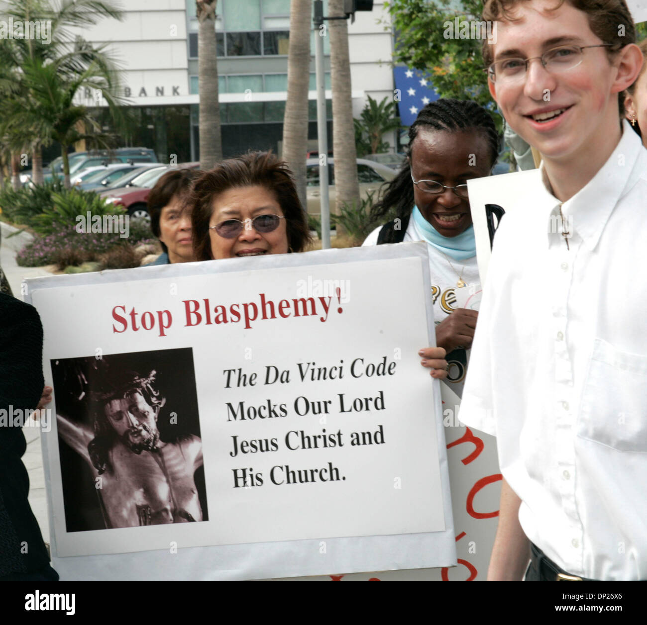 18. Mai 2006; Los Angeles, Kalifornien, USA; Proteste außerhalb der Bauernmarkt am 18. Mai 2006 in Los Angeles, CA gegen die Veröffentlichung des Films "The Da Vinci Code." Religiösen Thriller "The Da Vinci Code" traf uns Bildschirme für eine entscheidende Wochenende mit Hintermänner in der Hoffnung, verächtliche Kritiker und Schreie der Blasphemie von Katholiken durch markante Abendkasse Gold zu verwirren. Obligatorische Credit: Foto von Armand Stockfoto