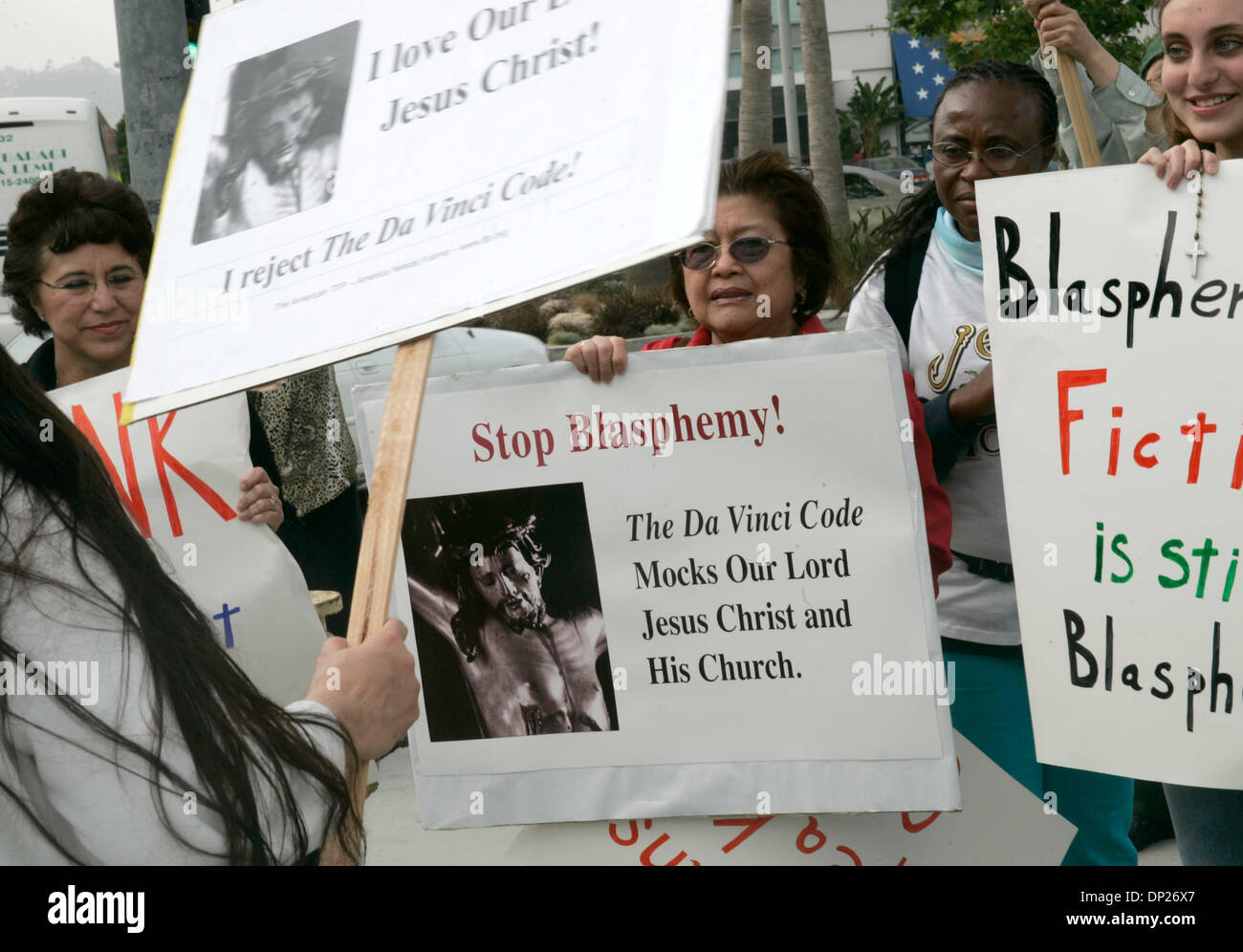 18. Mai 2006; Los Angeles, Kalifornien, USA; Proteste außerhalb der Bauernmarkt am 18. Mai 2006 in Los Angeles, CA gegen die Veröffentlichung des Films "The Da Vinci Code." Religiösen Thriller "The Da Vinci Code" traf uns Bildschirme für eine entscheidende Wochenende mit Hintermänner in der Hoffnung, verächtliche Kritiker und Schreie der Blasphemie von Katholiken durch markante Abendkasse Gold zu verwirren. Obligatorische Credit: Foto von Armand Stockfoto