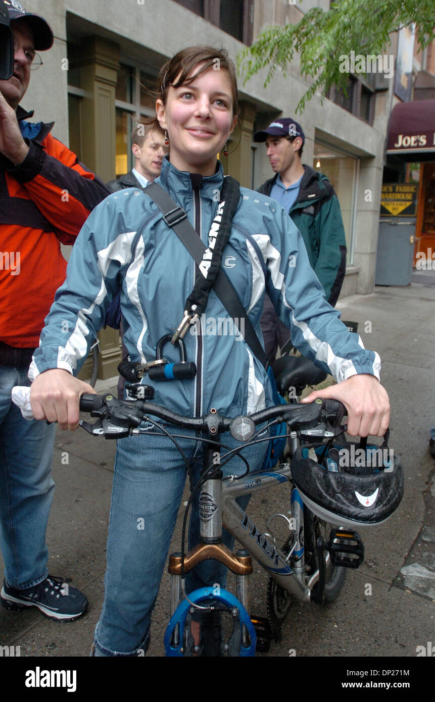 19. Mai 2006; Manhattan, NY, USA; Gewinner Amy DeSalvo, 27, aus Brooklyn, die die Reise mit dem Fahrrad in einer Zeit von 25 Minuten gemacht. "The Great NYC Pendler Race" hosted by Transport-Alternativen und Bike Monat NYC. Die 4 Meilen-Rennen von Grand Army Plaza in Brooklyn, das Tenement Museum auf der Lower East Side Gruben Pendler, die mit dem Fahrrad, u-Bahn und Auto. Obligatorische Credit: Foto von Bry Stockfoto