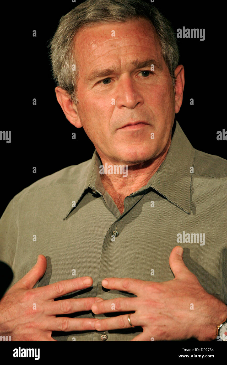 19. Mai 2006; Yuma, AZ, USA; Präsident der Vereinigten Staaten, GEORGE W. BUSH spricht Border Patrol Arbeitsstoffe bei der Border Patrol Station in Yuma, Arizona am 18. Mai 2006. Obligatorische Credit: Foto von Willen Befugnisse/ZUMA Press. (©) Copyright 2006 Willen Mächte Stockfoto