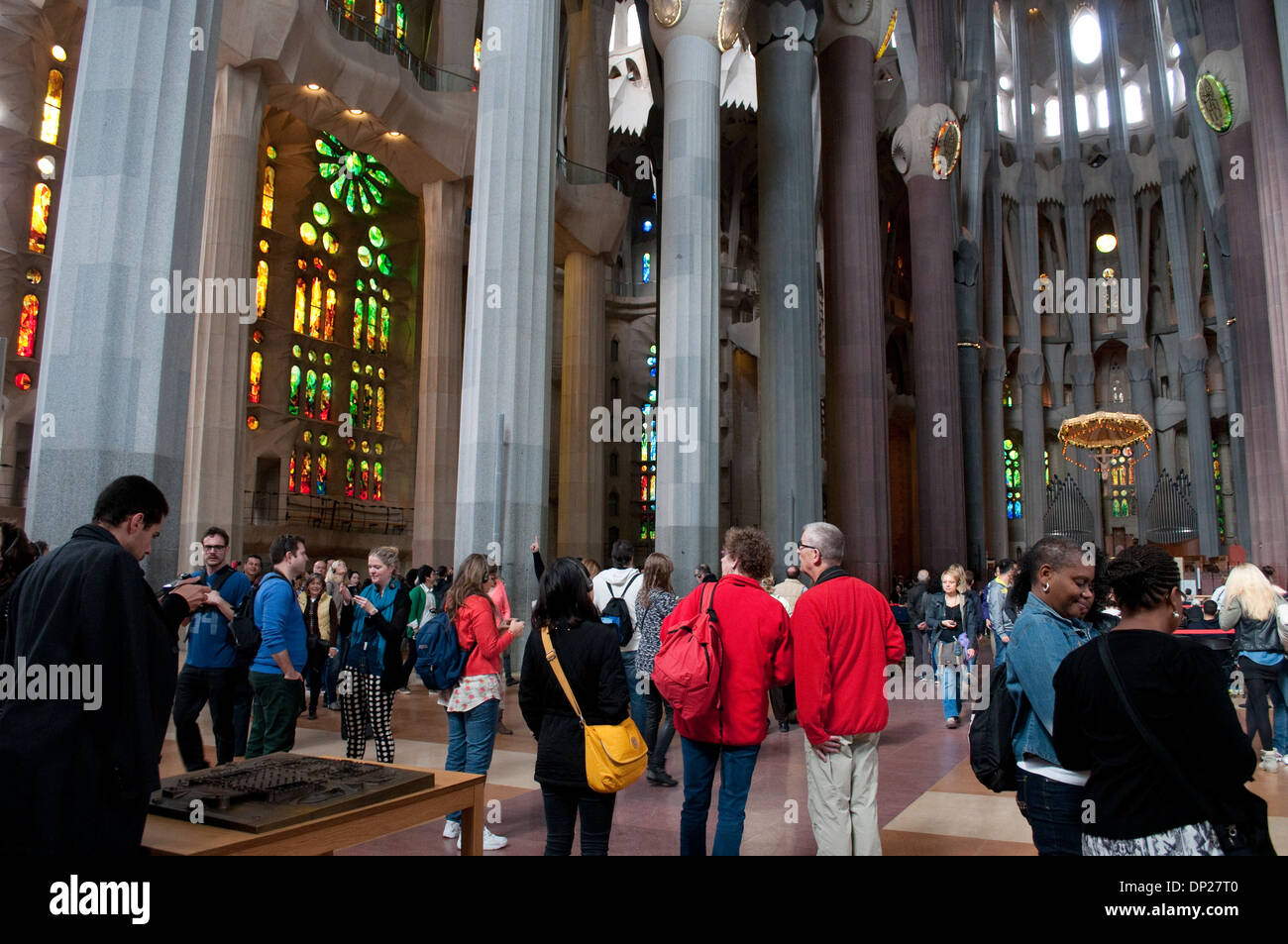 Menschen, Innere der Sagrada Familia, Barcelona, Katalonien, Spanien Stockfoto