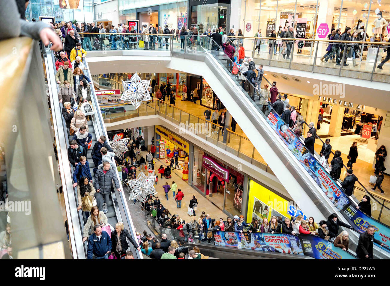 Massen von Käufern, die auf der Suche nach Weihnachtsgeschenke in Bullring Shopping Centre Stockfoto