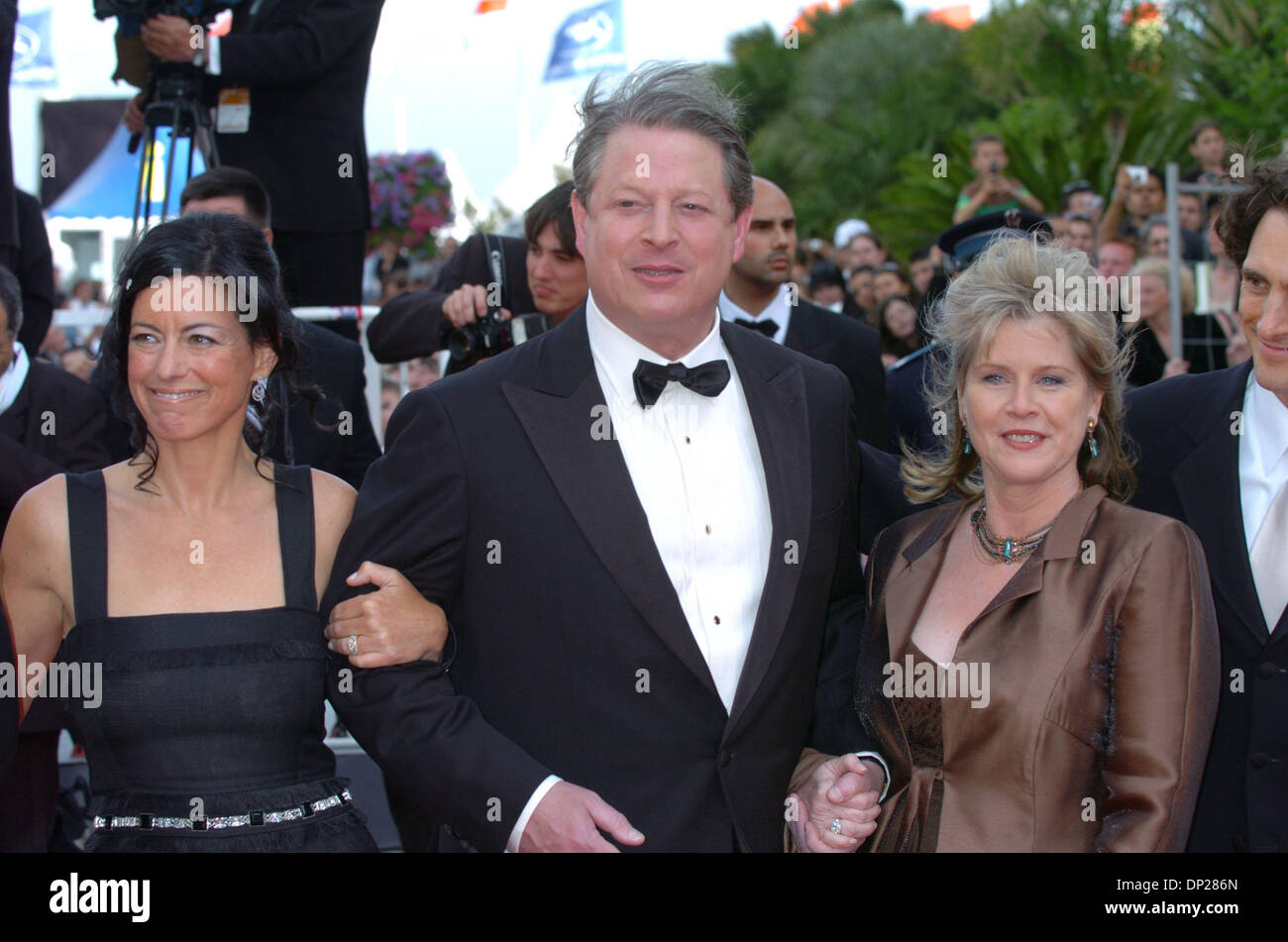 20. Mai 2006; Cannes, Frankreich; LAURIE DAVID, AL GORE, TIPPER GORE und SCOTT BURNS am "Selon Charlie" Premiere bei den 59. Internationalen Filmfestspielen von Cannes.  Obligatorische Credit: Foto von Frederic Injimbert/ZUMA Press. (©) Copyright 2006 von Frederic Injimbert Stockfoto