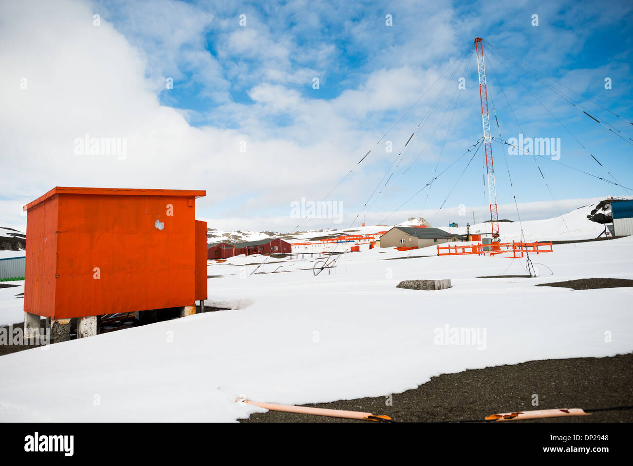 Antarktis - Gebäude und einem großen Radio Antenne am Bellingshausen Station, eine russische wissenschaftliche Forschungsbasis auf King George Island in der Antarktis. Stockfoto