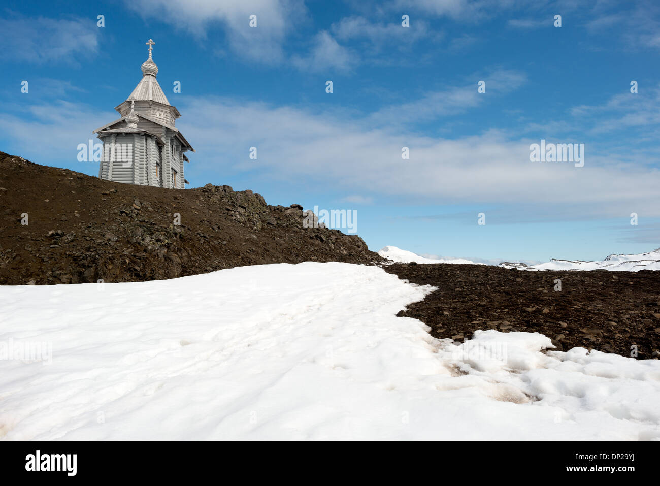 Trinity Church King George Island Antarktis // KING GEORGE ISLAND, Antarktis — Trinity Church ist eine russisch-orthodoxe Kirche auf King George Island in den südlichen Shetland Islands. Es befindet sich in der Nähe des russischen Bahnhofs Bellingshausen und ist aus sibirischer Zedernholz und Kiefer gebaut, um extremen Polarbedingungen standzuhalten. Die 2004 geweihte Kirche ist die südlichste orthodoxe Kirche der Welt. Stockfoto