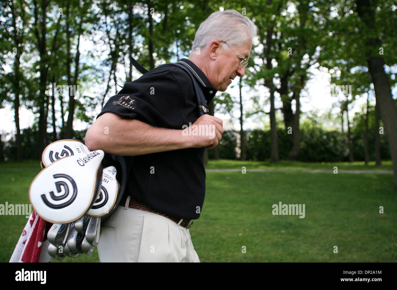 24. Mai 2006; Eden Prairie, MN, USA; Eden Prairie resident Marc Papineau feiert seinen 70. Geburtstag von Golf 100 Löcher im tragen Weg Country Club. Papineau beginnt um 04:30 und erwartet bis Ende kurz nach 21:00 Er wird den Kurs gehen und tragen eigene Vereine. Eden Prairie Golfer Marc Papineau wird am 3. Juni - seinen 70. Geburtstag 100 Löcher golf. Es ist eine Spendenaktion de Stockfoto