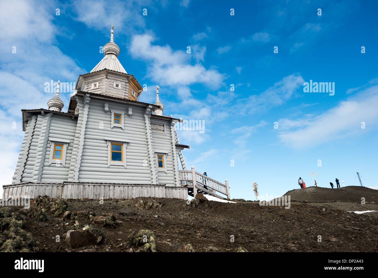 Trinity Church Bellingshausen Station King George Island Antarktis // KING GEORGE ISLAND, Antarktis — Trinity Church ist eine russisch-orthodoxe Kirche auf King George Island in den südlichen Shetland Islands. Es befindet sich in der Nähe des russischen Bahnhofs Bellingshausen und ist aus sibirischer Zedernholz und Kiefer gebaut, um extremen Polarbedingungen standzuhalten. Die 2004 geweihte Kirche ist die südlichste orthodoxe Kirche der Welt. Stockfoto