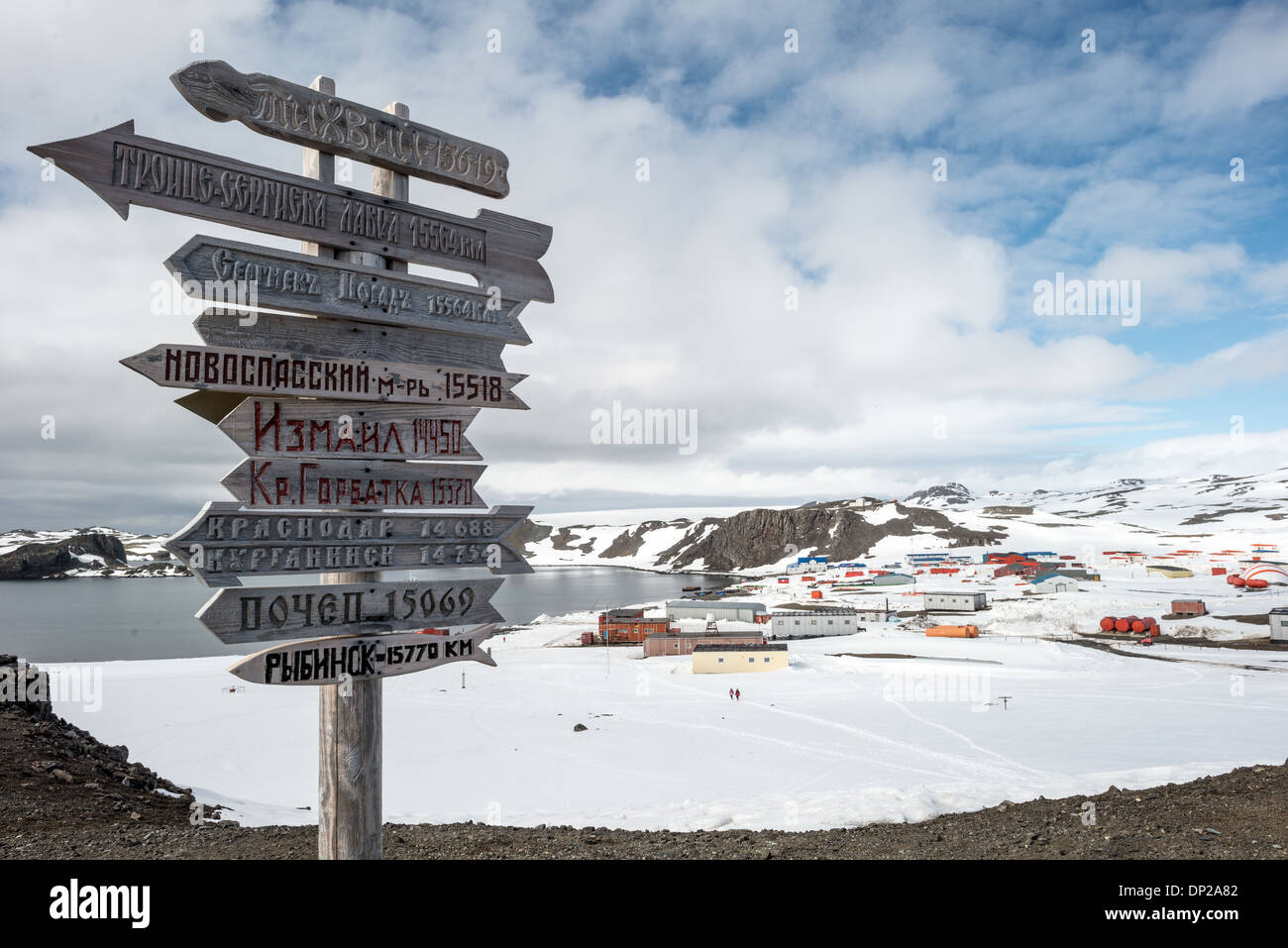 Antarktis - Eine erhöhte Ansicht von Bellingshausen Base Station und Frei auf King George Island in der Antarktis. Stockfoto