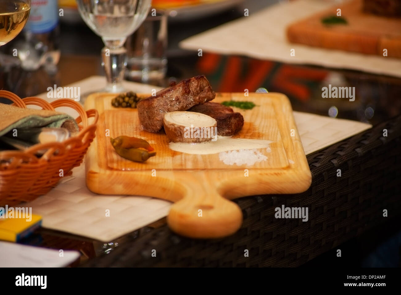 Fleisch vom Grill an Bord gekocht Stockfoto